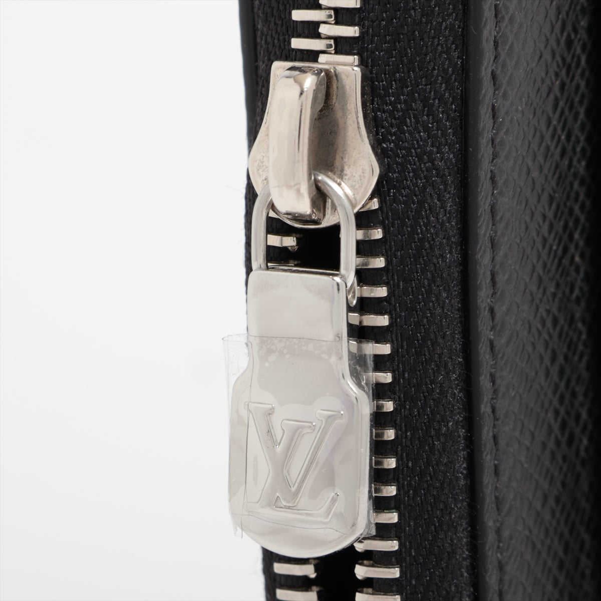 Louis Vuitton Taiga Zippy Dragon M69409 Black Round Zipper Wallet