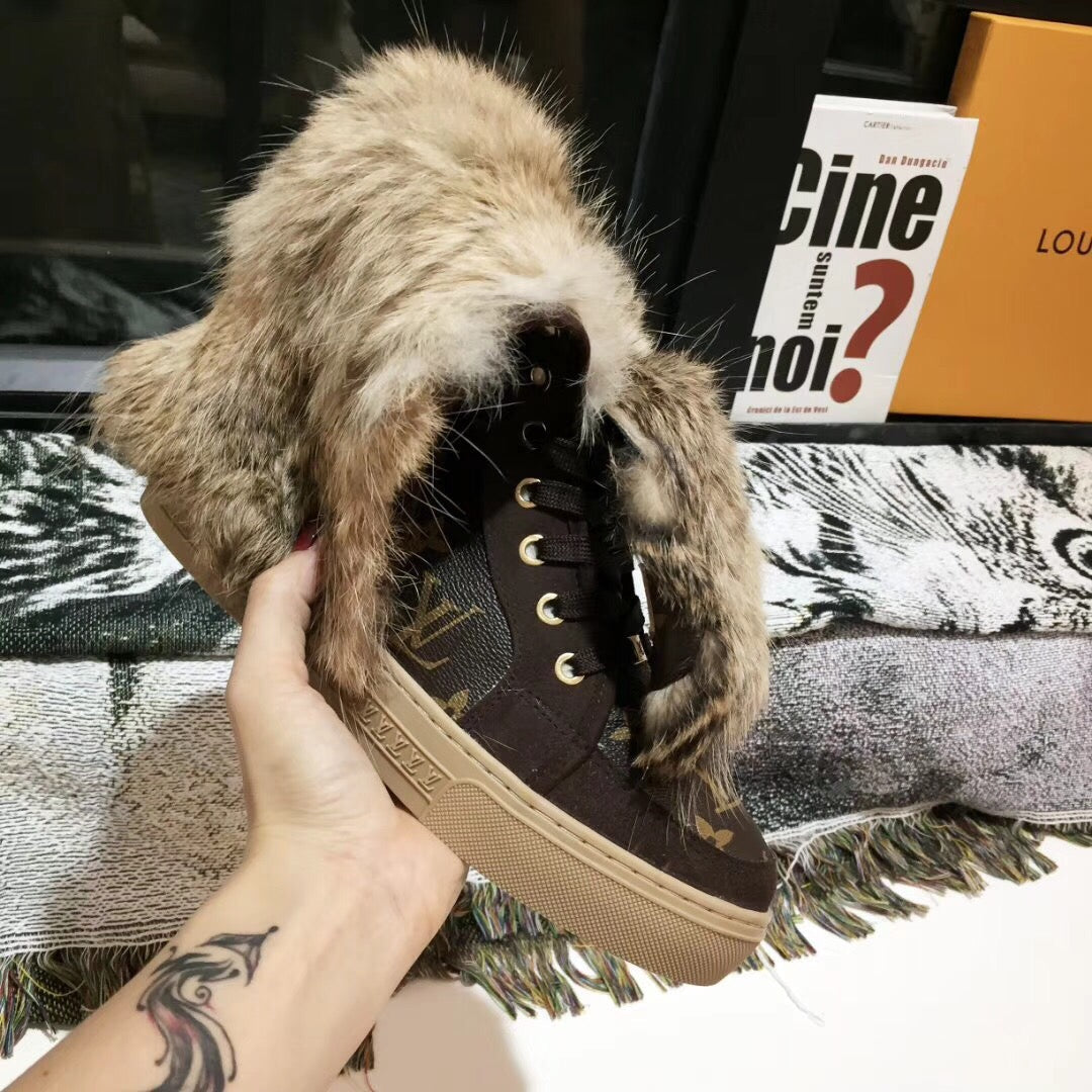 SE744 Size 4-12 Material: Cowhide Lining: Rabbit Fur Sole: Rubber