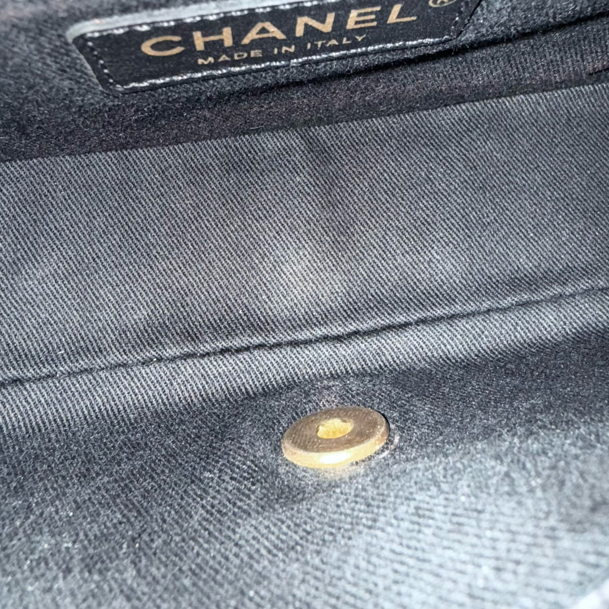 Chanel Seasonal Flap Surpique CC Herringbone Medallion Medium - 25CM Flap Chevron Goatskin Black Gold Hardware Series 20
