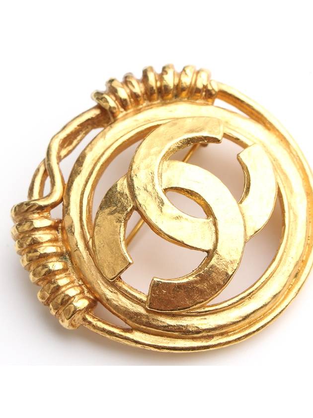 Vintage gold round CC logo brooch Chanel