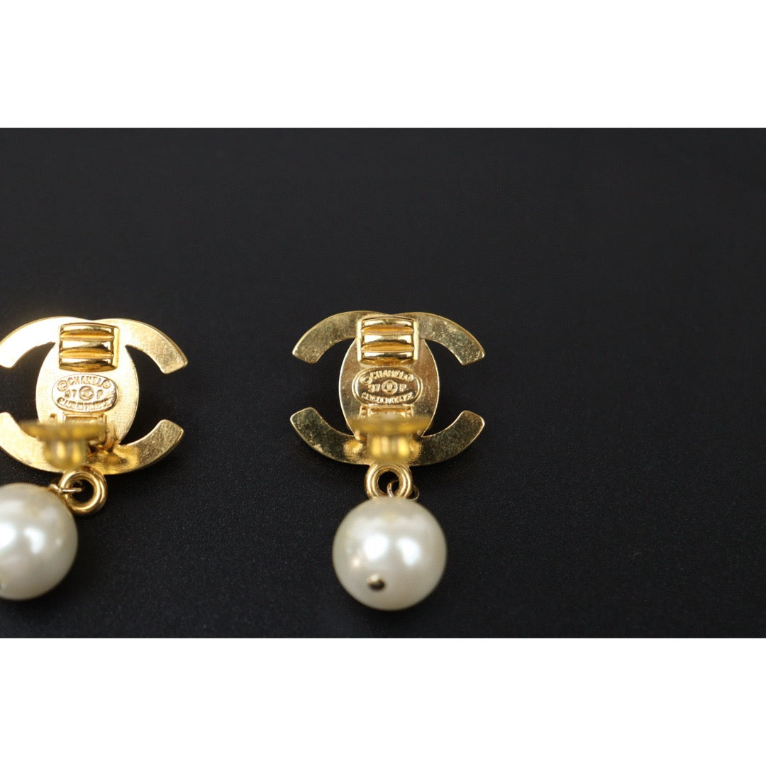 Very Good ( Rank A)|CHANEL Vintage 18K Gold Plating Pearl Earrings Made In 1997Year |24122628