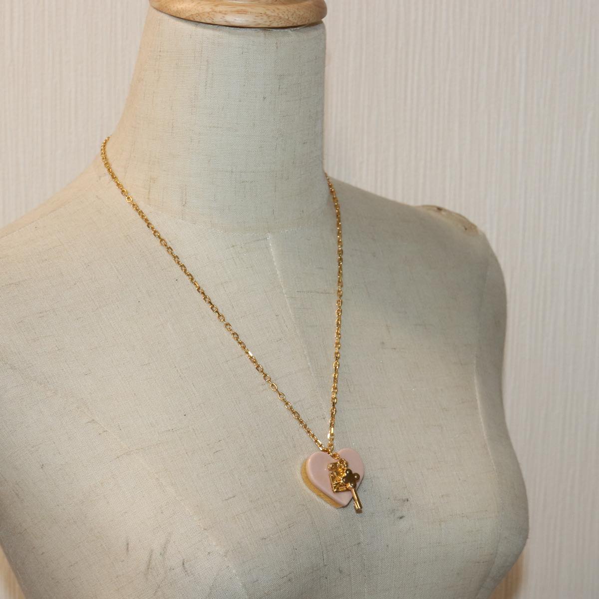 LOUIS VUITTON Pandantif Rock Me Necklace Necklace metal Gold Pink LV Auth 87373