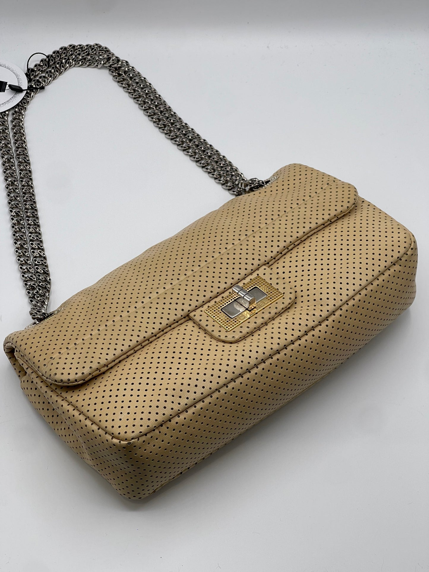 Chanel - Sac 2.55 perforé beige