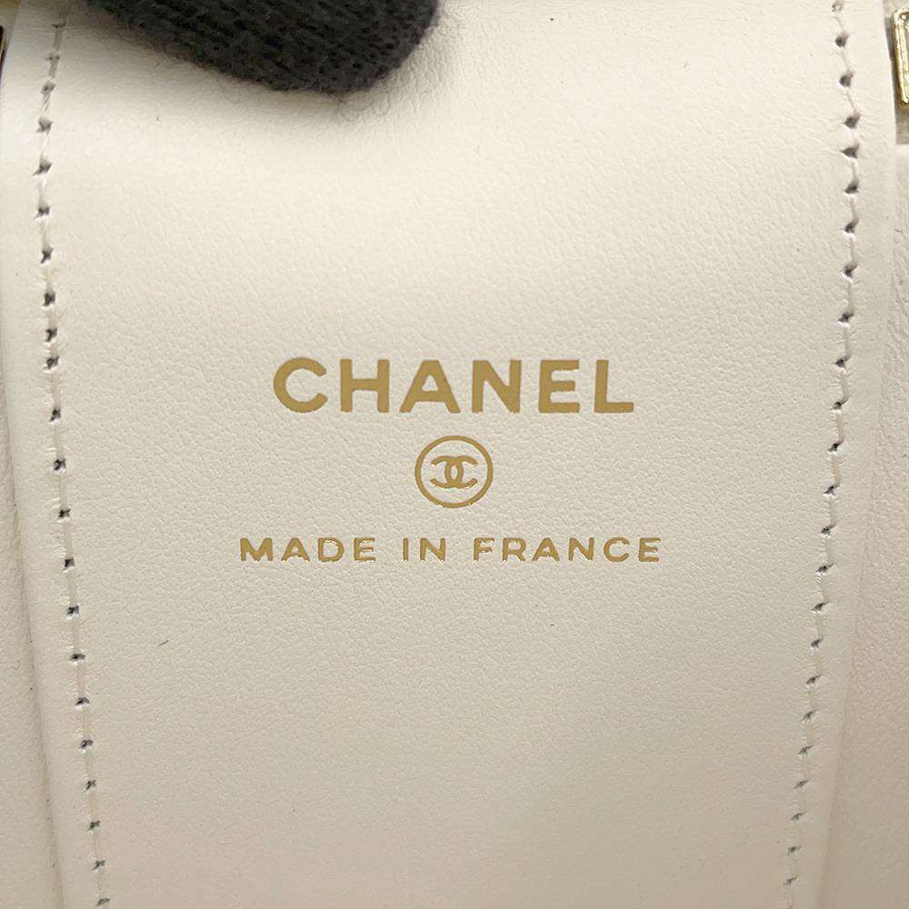 CHANEL Vanity ChainShoulder Playing Cards White AP3078 Caviar Leather Size Small