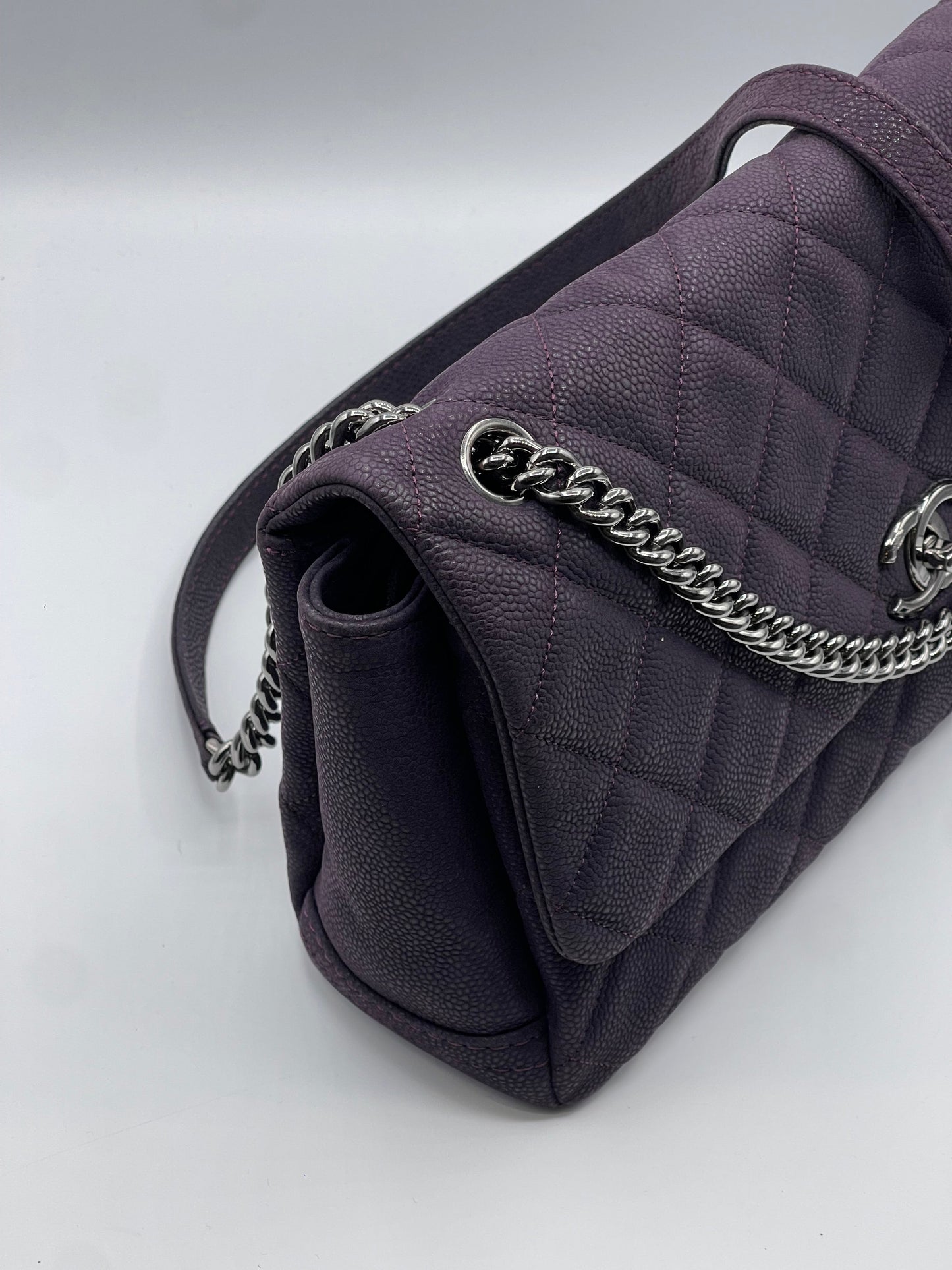 Chanel - Sac baguette Jumbo violet Simple Rabat caviar