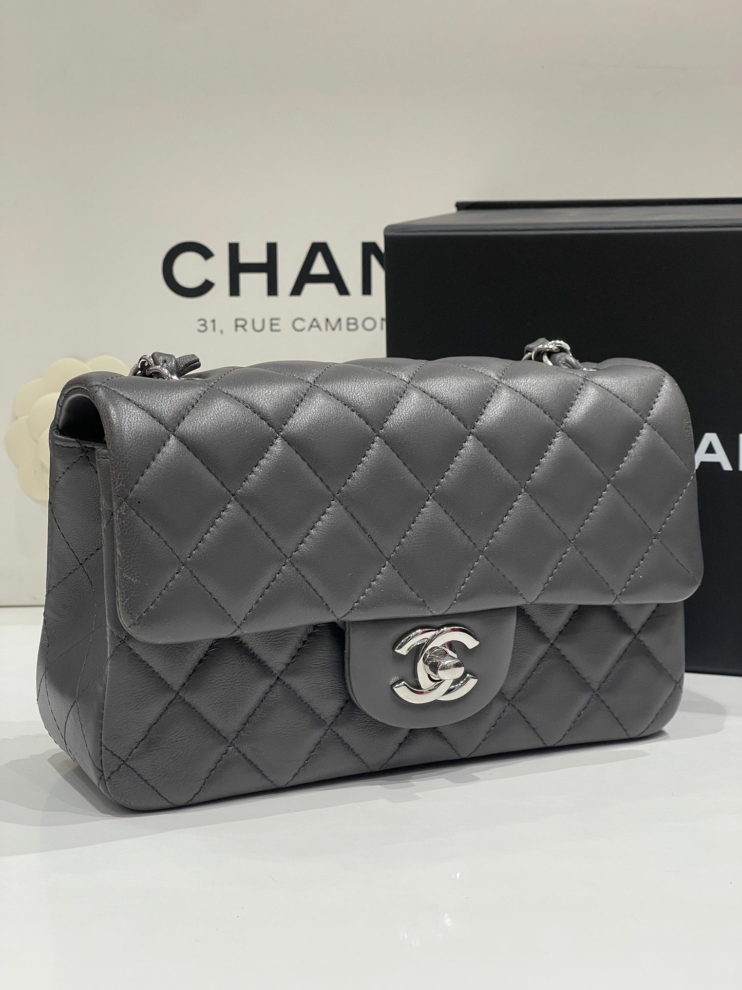 Chanel - Sac classique à rabat gris 2023