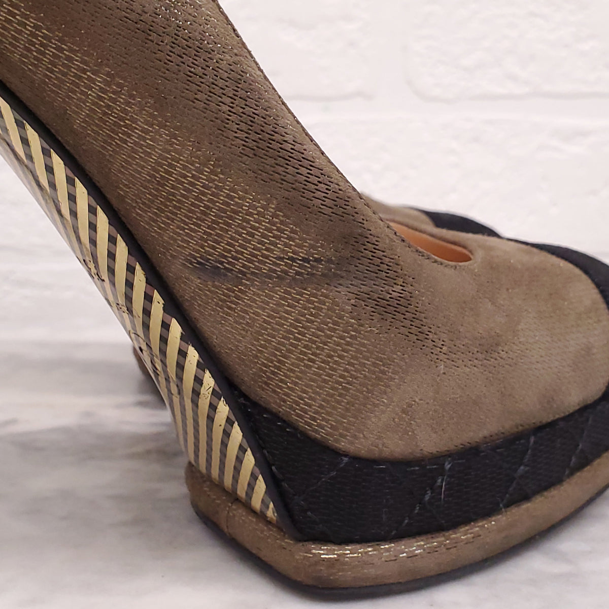 CHANEL METALLIC GOLD HEELS WITH BLACK LOGO CAP TOE - SIZE 39.5