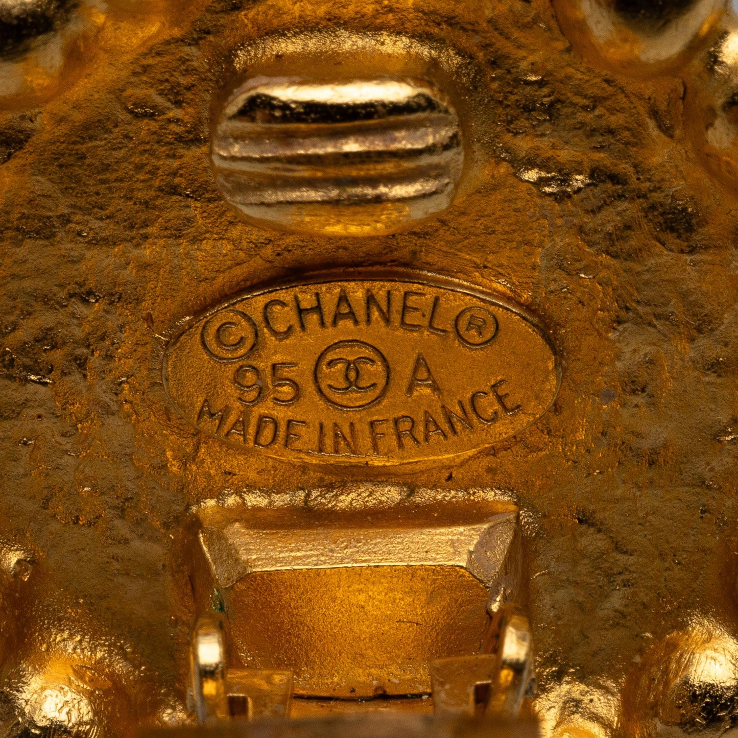 Chanel CC Clip On Earrings (SHG-uQOeNU)