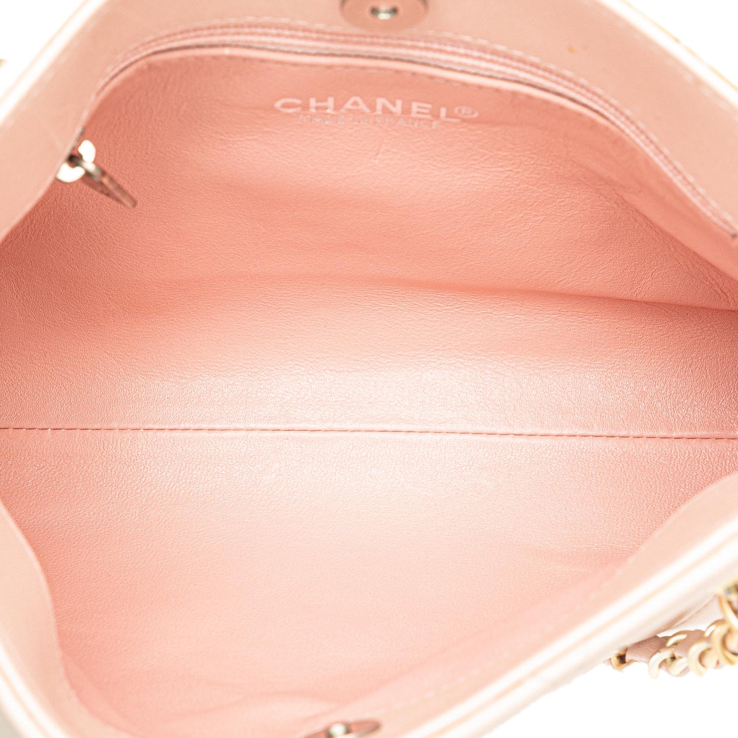 Chanel CC Quilted Irisdescent Lambskin Chain Handbag (SHG-EzpK0v)