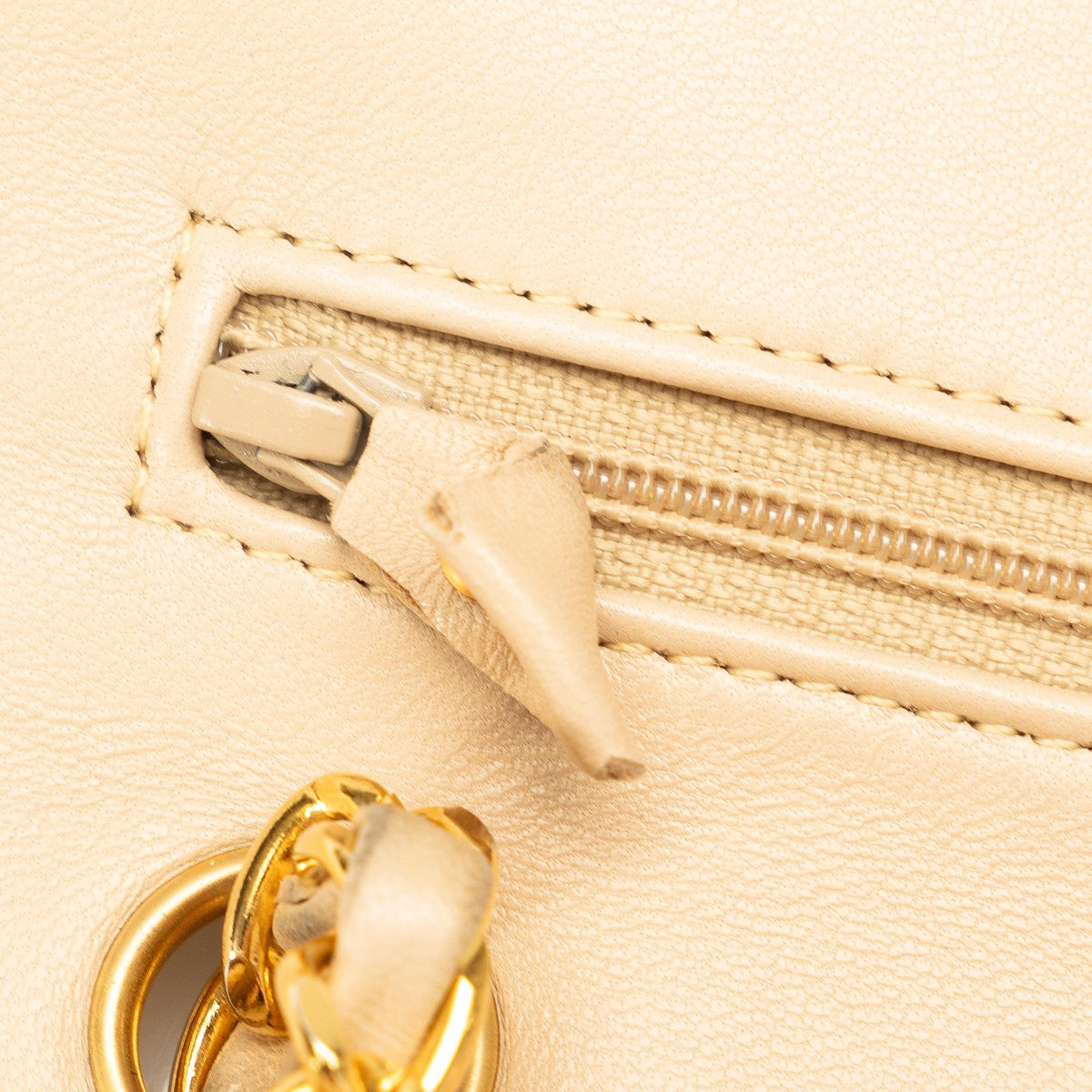Chanel Medium Classic Lambskin Double Flap (SHG-fJM1Y8)