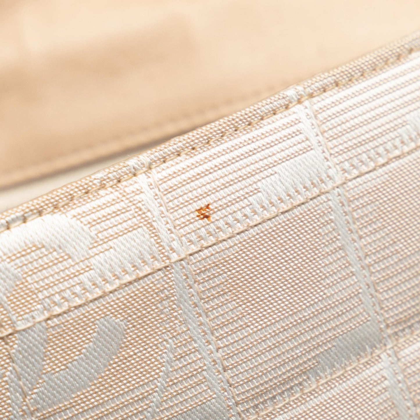 Chanel Medium New Travel Line Classic Flap Single (SHG-hou8eK)