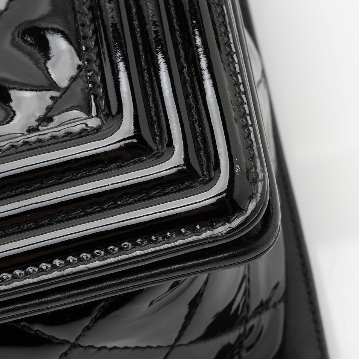 Chanel Patent Leather Chevron New Medium Boy Bag (SHF-jPhBdY)