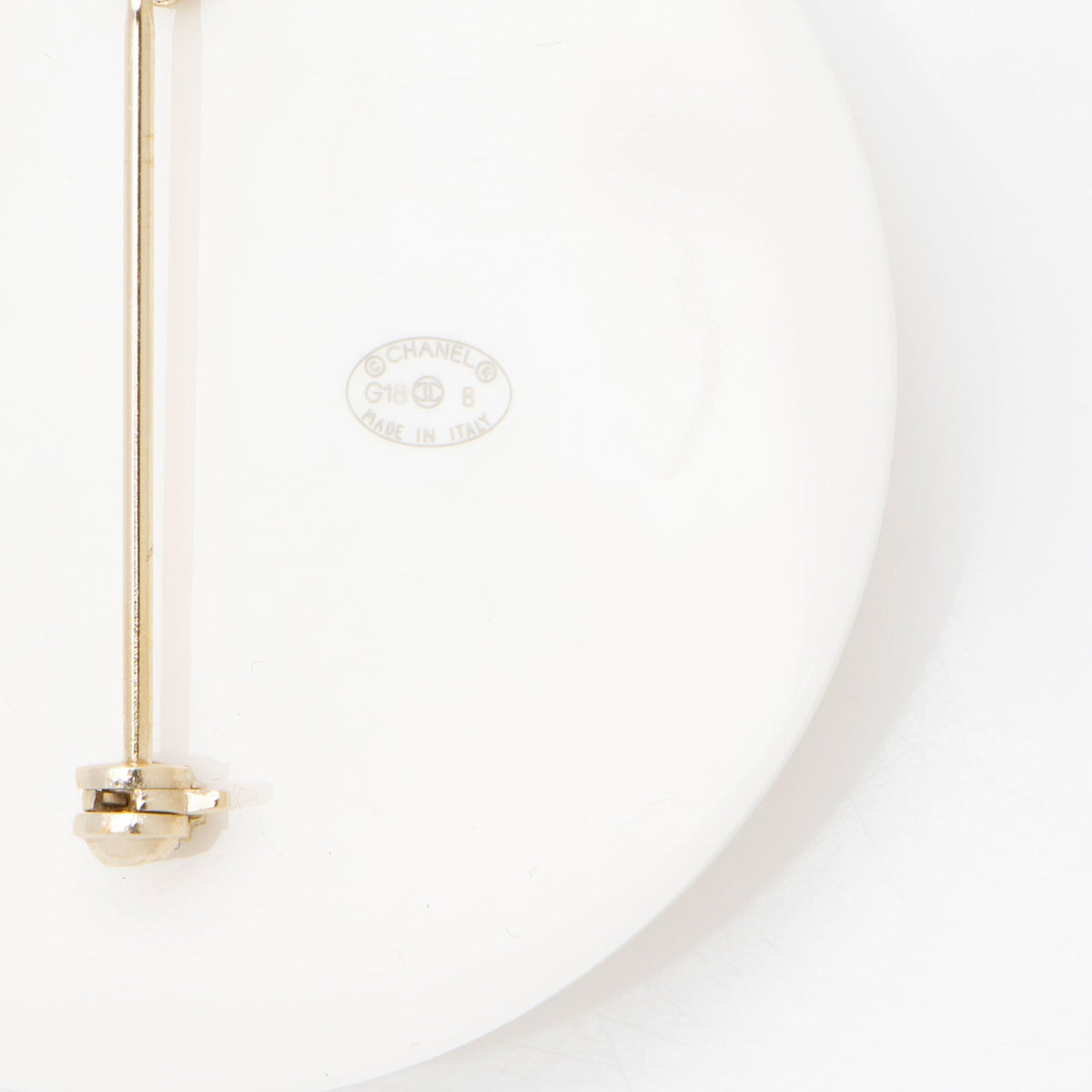 Chanel Resin Pearl Coco CC Profile Brooch (SHF-gDTAta)