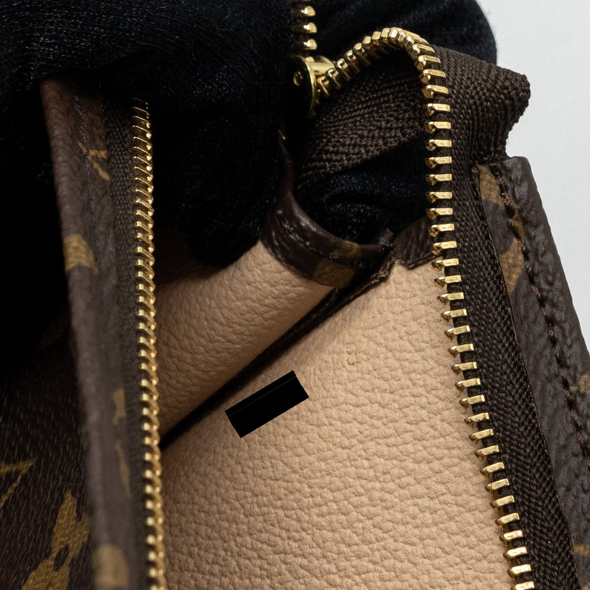 LOUIS VUITTON TOILETRY POCHETTE 26 MONOGRAM CANVAS GHW
