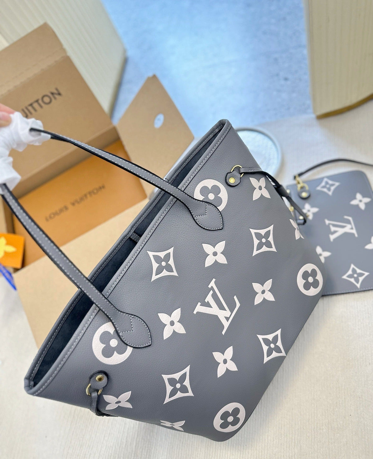 LB777 Neverfull MM / 12.2 x 11 x 5.5 inches