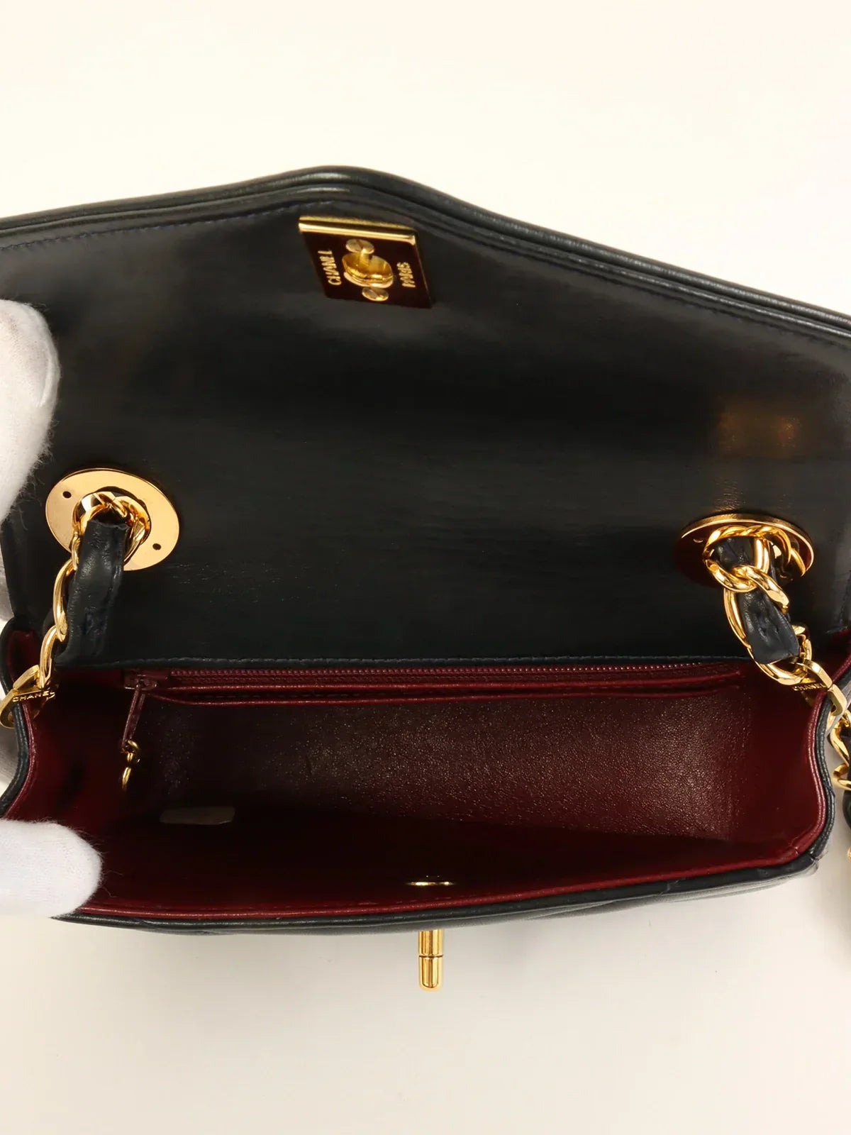 CHANEL Around 1995 Made V Stitch Turn-Lock Chain Bag Black