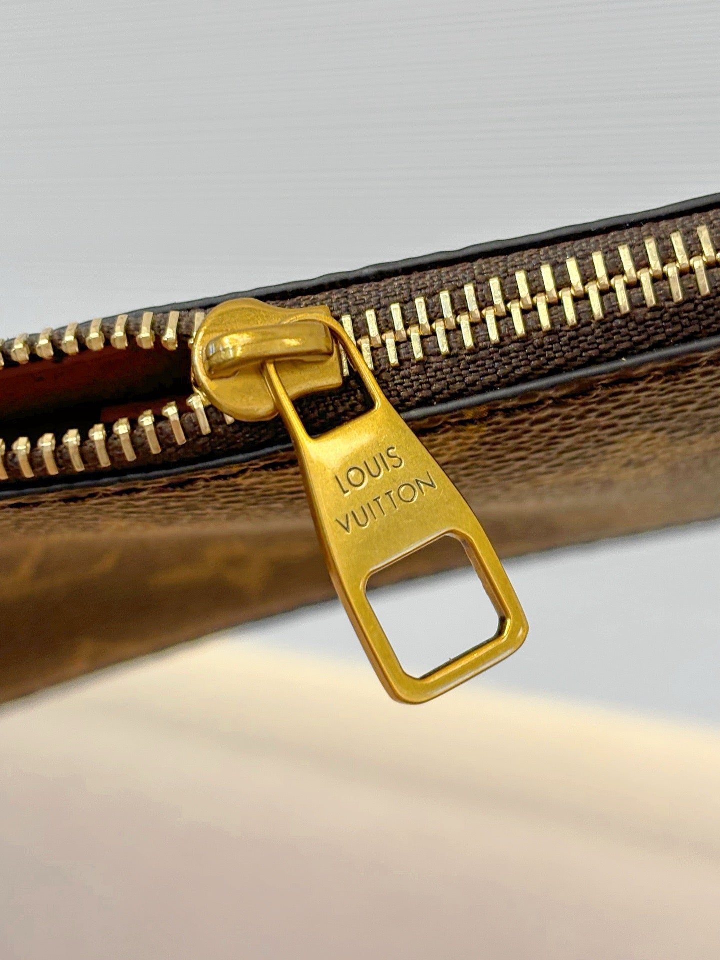 LB1222 Wallet On Chain Low Key / 8.7 x 5.1 x 1.4 inches / HIGHEST QUALITY VERSION