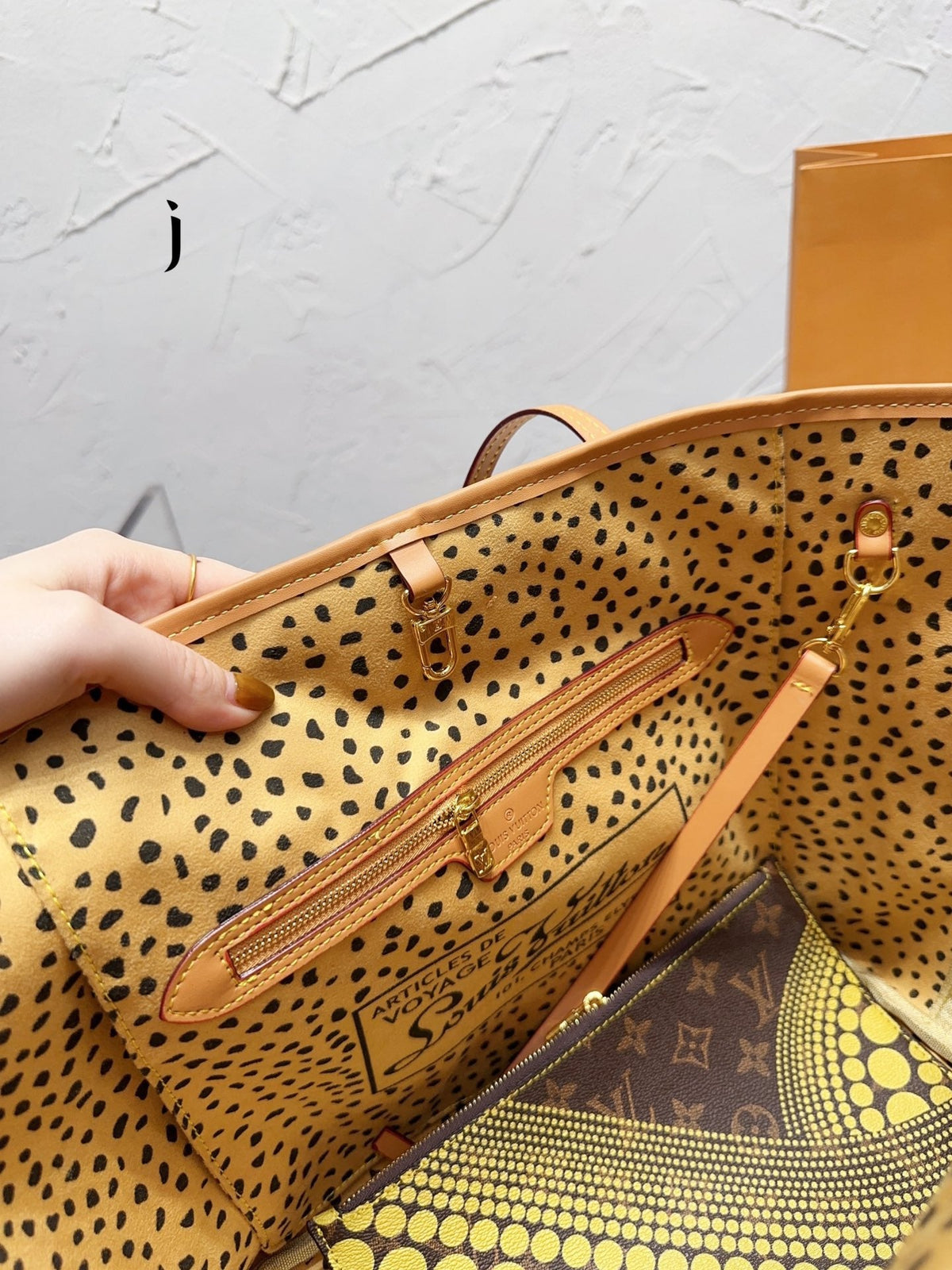 LB736 Neverfull / 12.2 x 11 x 5.5 inches