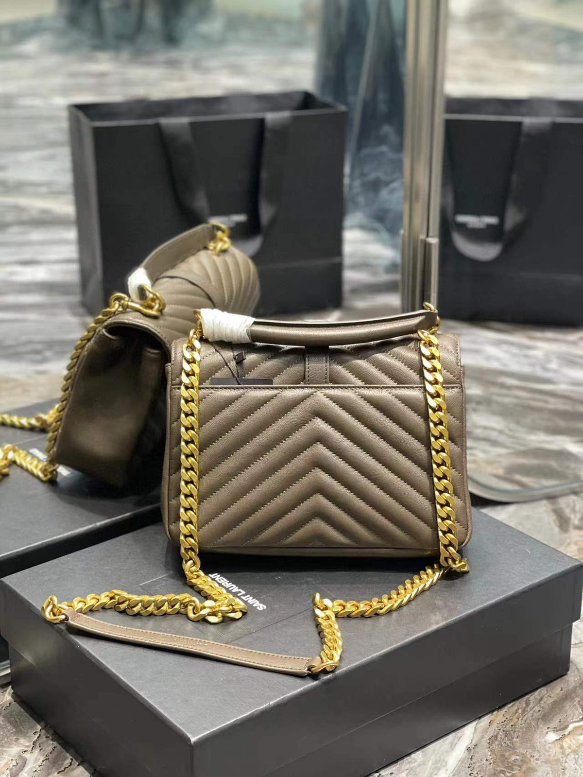 YSK206 college medium chain bag in quilted leather / 9.4 x 6.7 x 2.6 inches