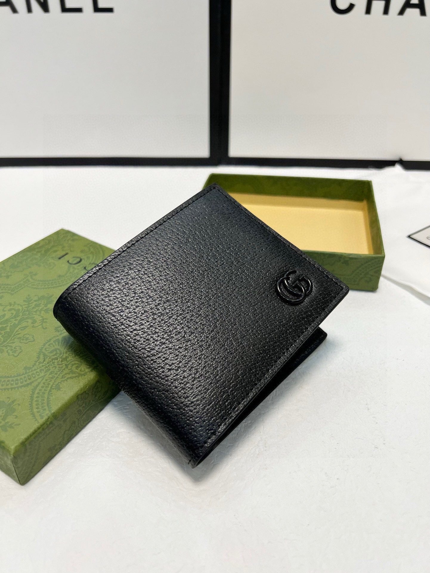MBG066 Bi-fold wallet with GG logo / 4.3"W x 3.5"H
