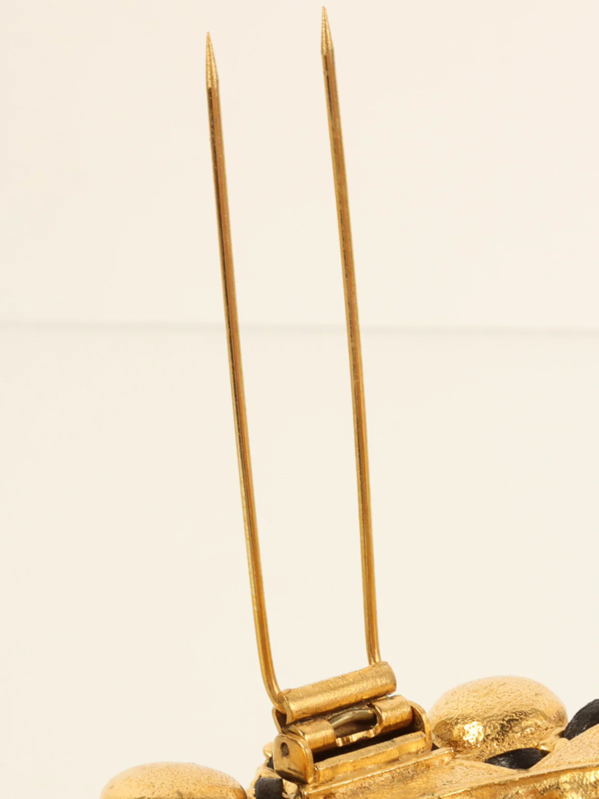 CHANEL 1995 Made Gripoix Edge Chain Desing Brooch Gold/Black/Red/Blue