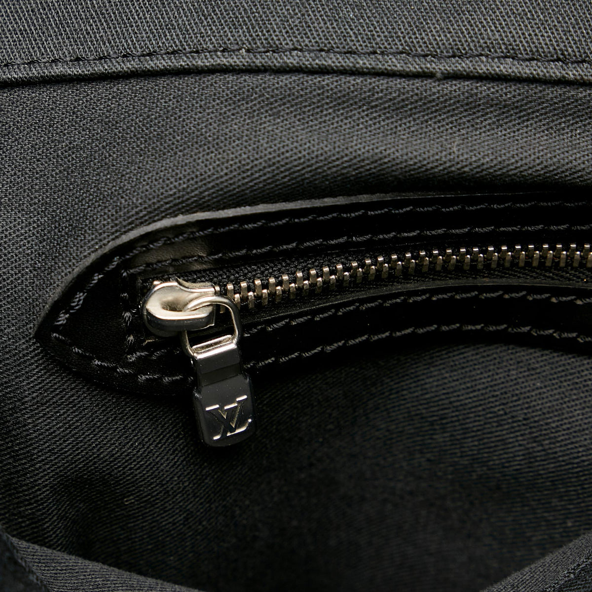 Louis Vuitton Taiga Viktor (SHG-jHeQnK)