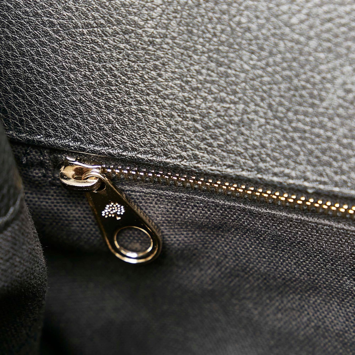 Saint Laurent Leather Drawstring Bucket Bag (SHG-22917
