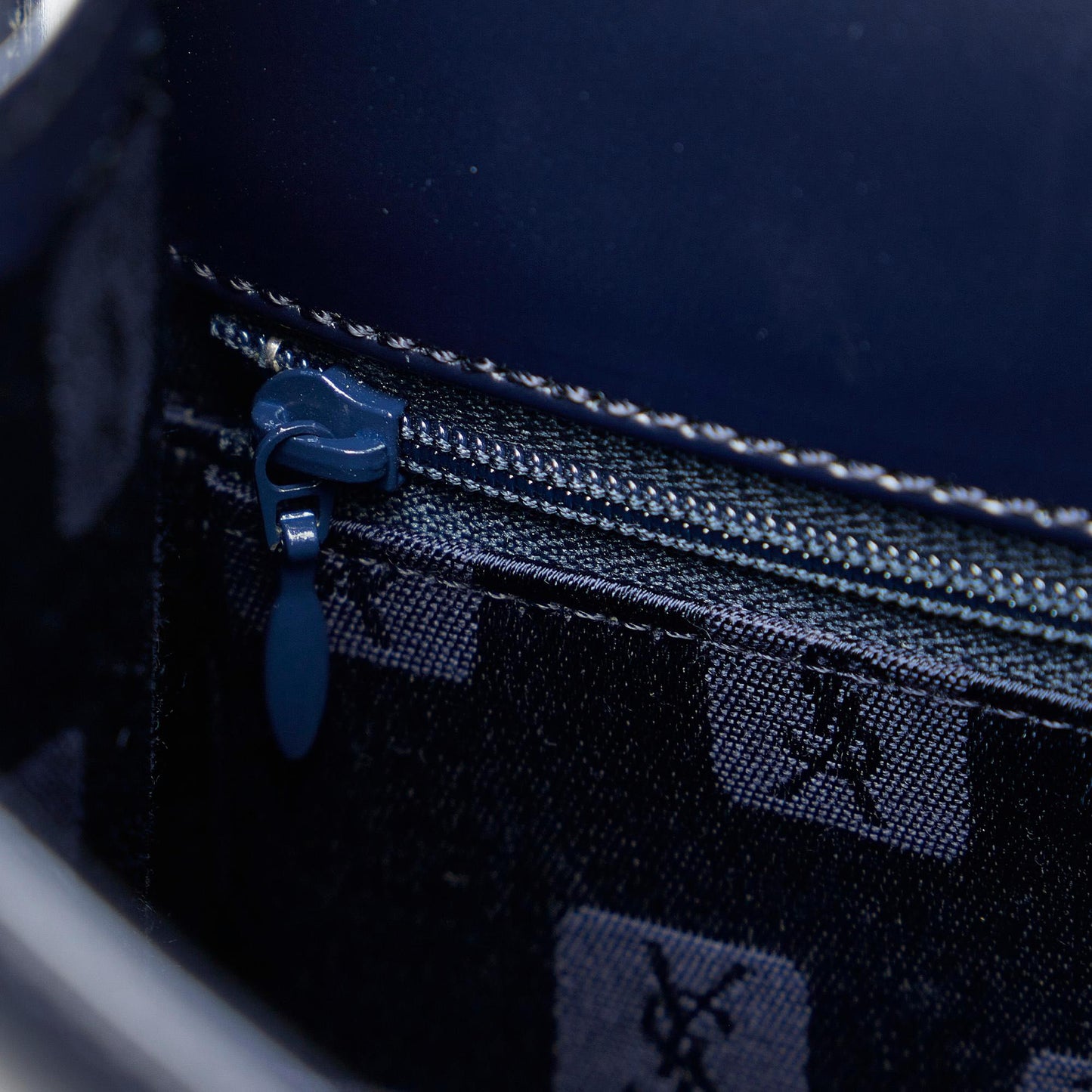 Saint Laurent Leather Handbag (SHG-bIYdN6