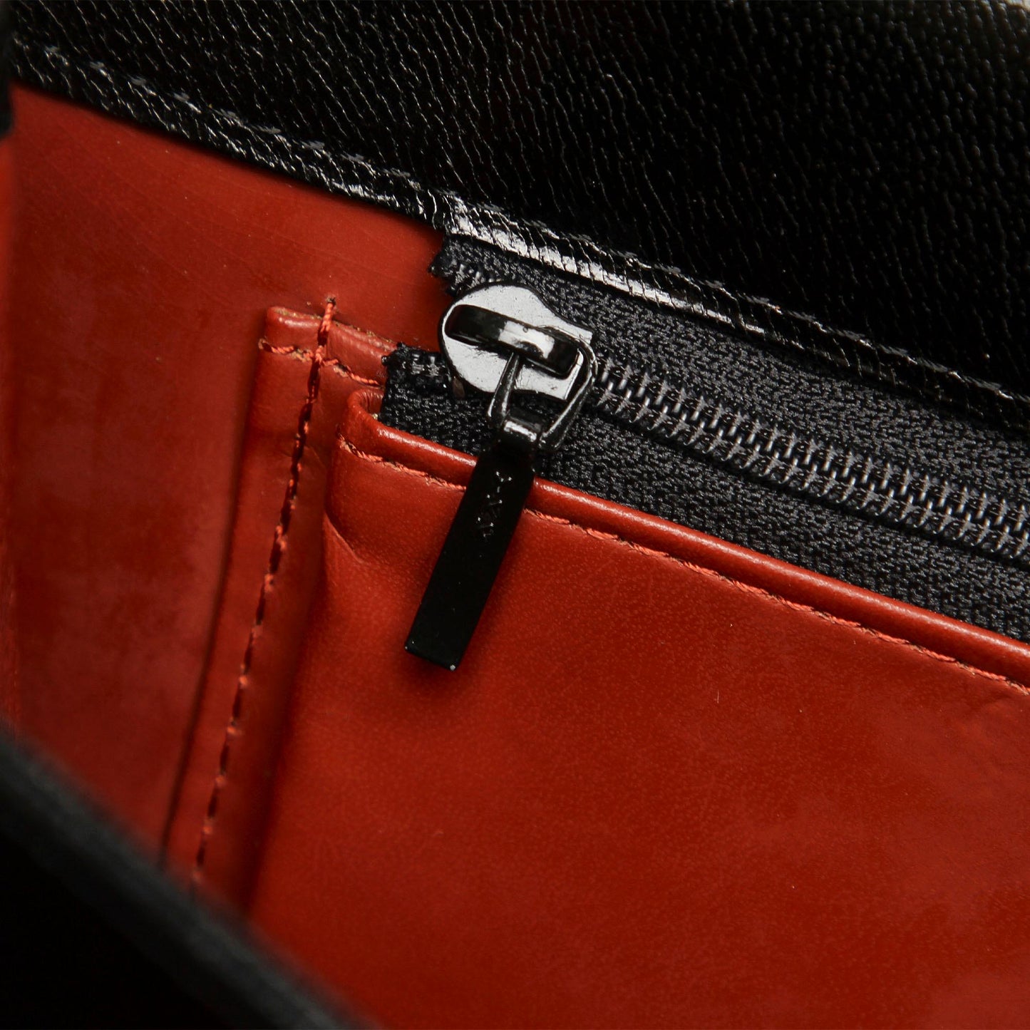 Saint Laurent Leather Shoulder Bag (SHG-31526