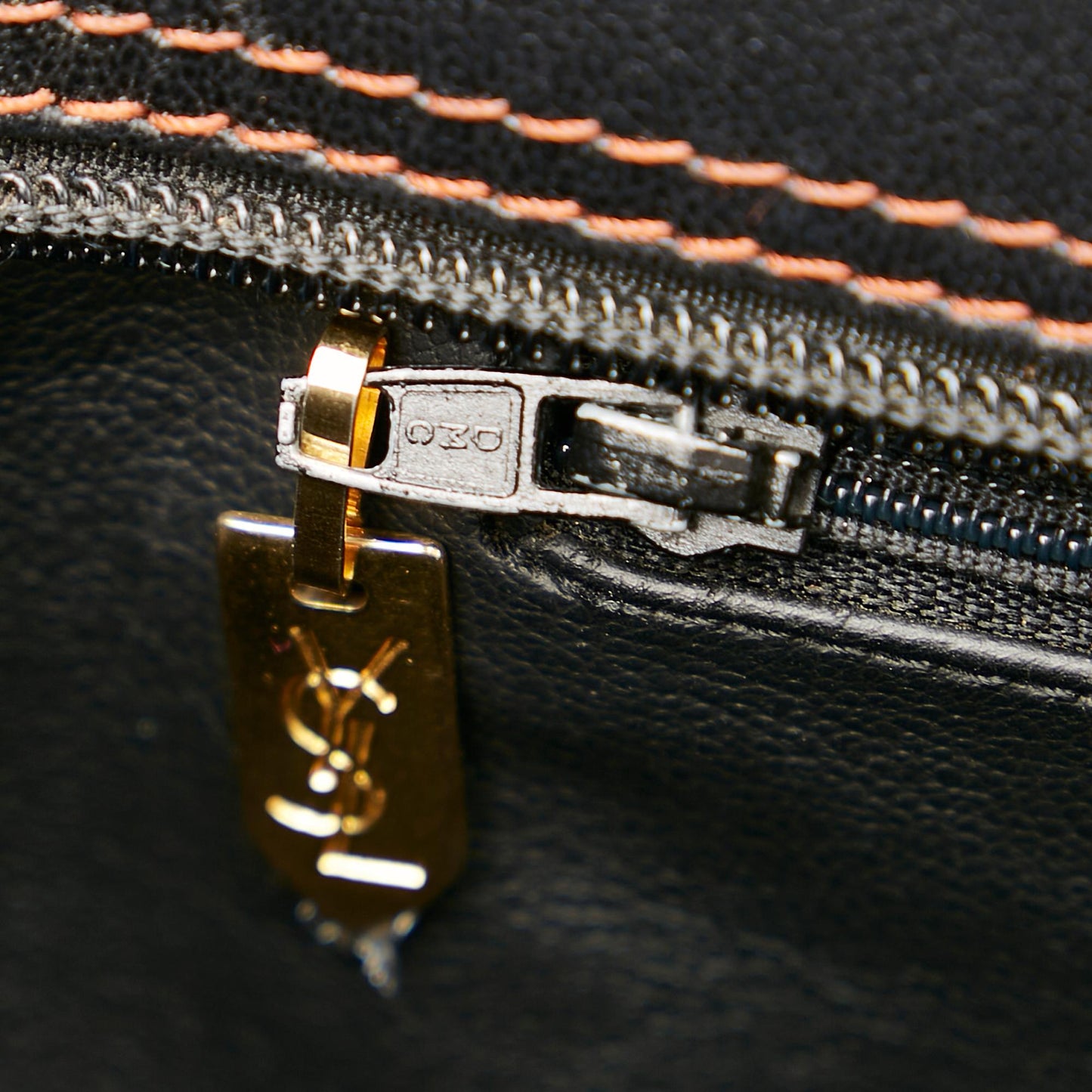 Saint Laurent Leather Shoulder Bag (SHG-23786
