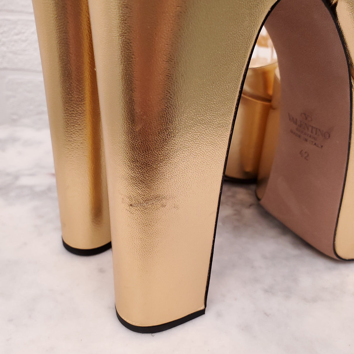 VALENTINO GOLD PLATFORM HEELS WITH LOGO BUCKLE - SIZE 42