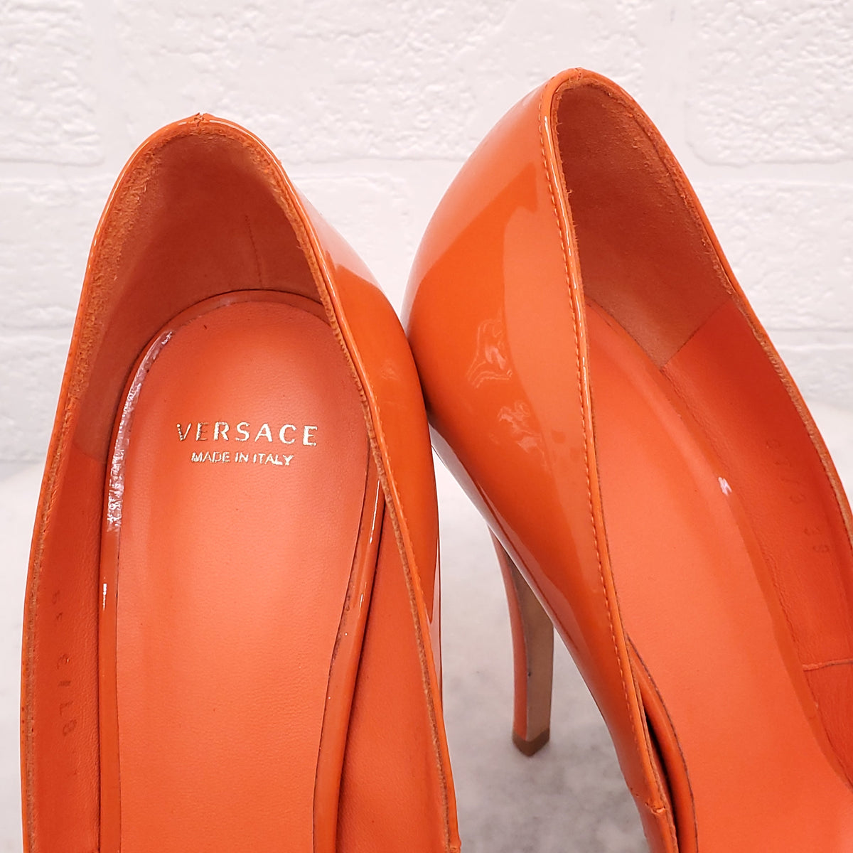 VERSACE ORANGE PATENT HEELS WITH MEDUSA - SIZE 39