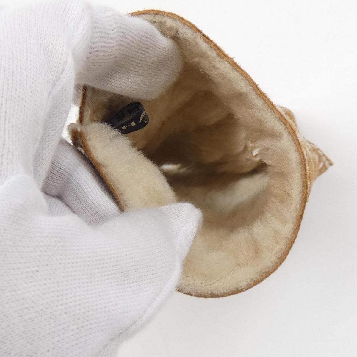 CHANEL GLOVE COMEHYO ONLINESTORE in the