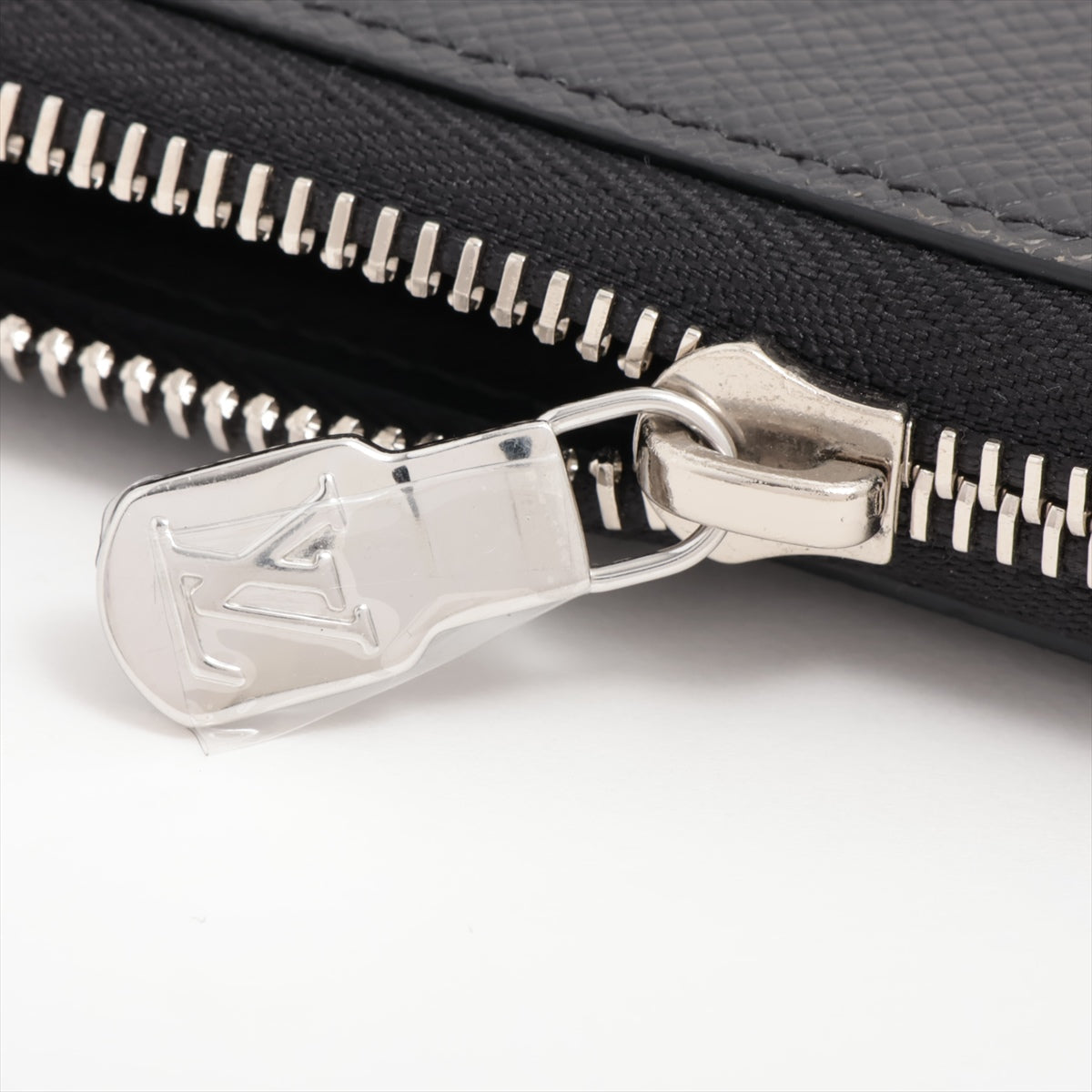 Louis Vuitton Taiga Zippy Dragon M69409 Black Round Zipper Wallet