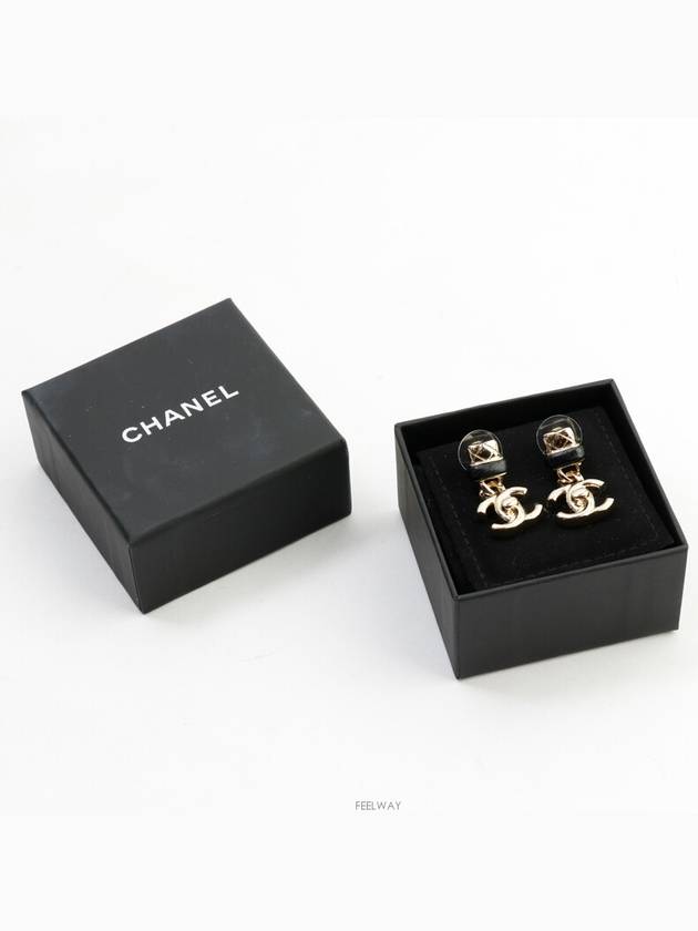 Turn lock CC logo drop earrings champagne gold 71937 Chanel