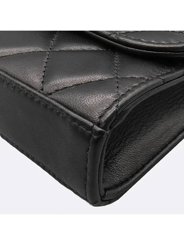 Un crossbody bag Chanel