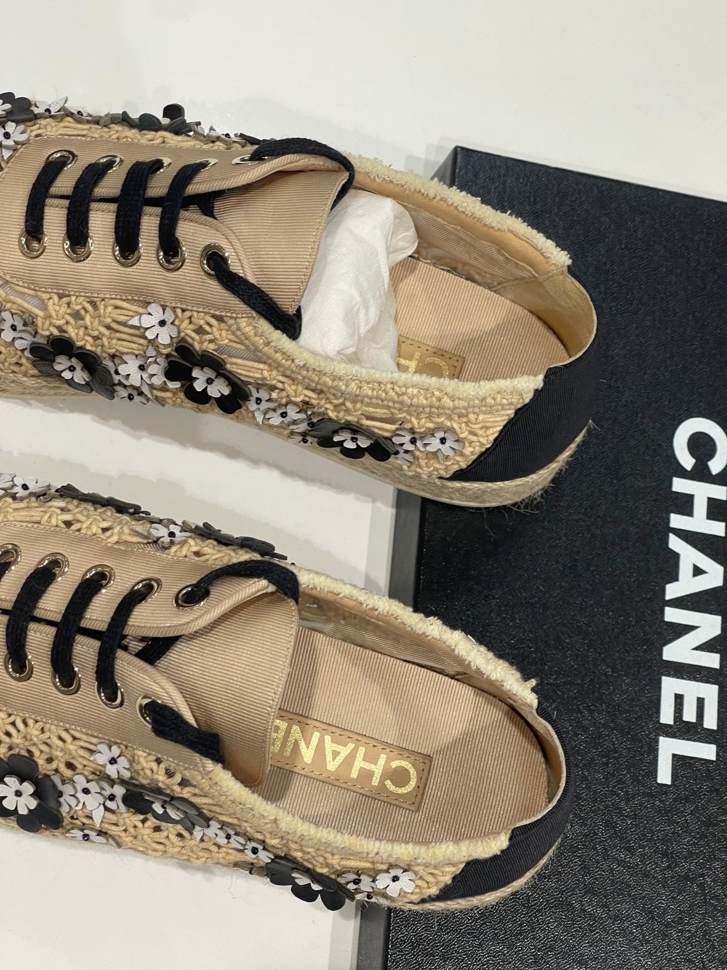 Chanel - Baskets raphia camélia T38