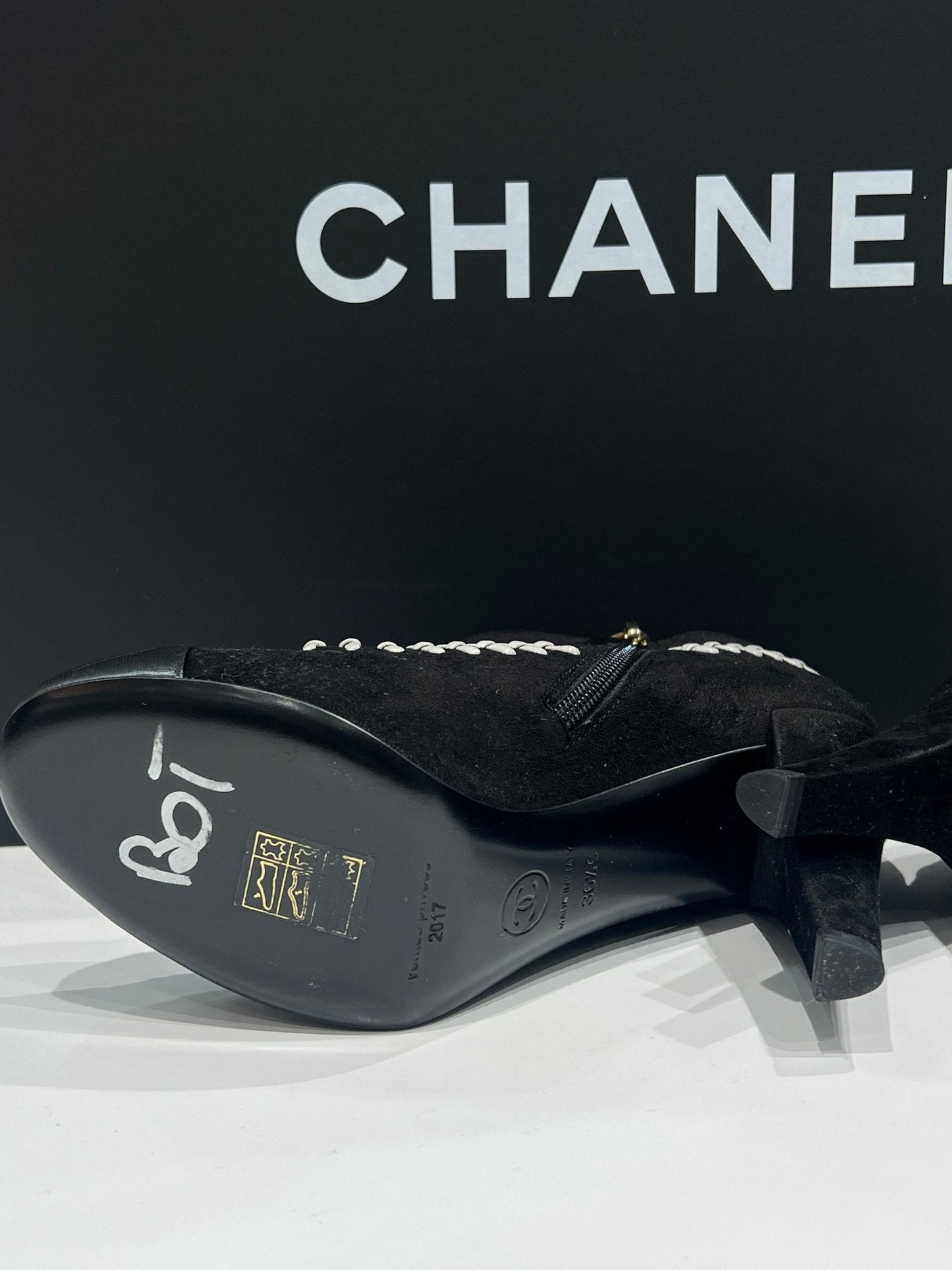 Chanel - boots daim, noir et blanc 