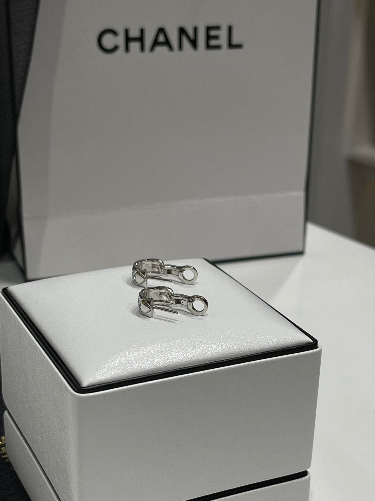 Chanel - Boucles d’oreilles Coco crush or blanc et diamants