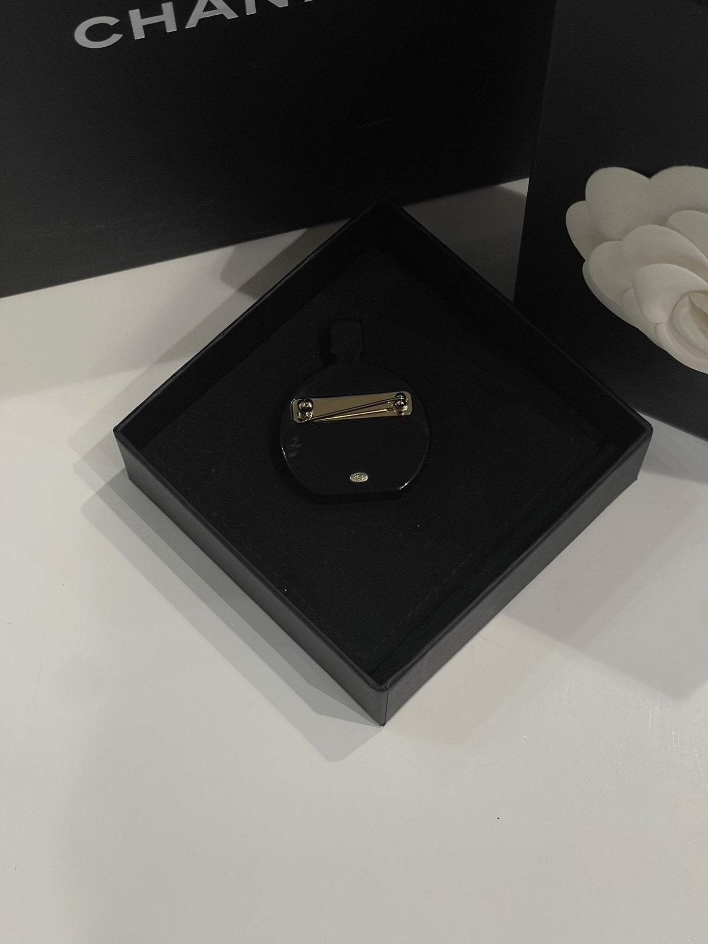 Chanel - Broche Coco CC bouteille
