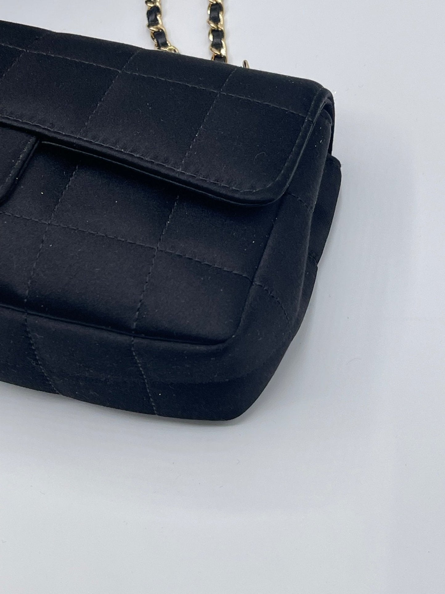 Chanel - petit sac East West satin noir