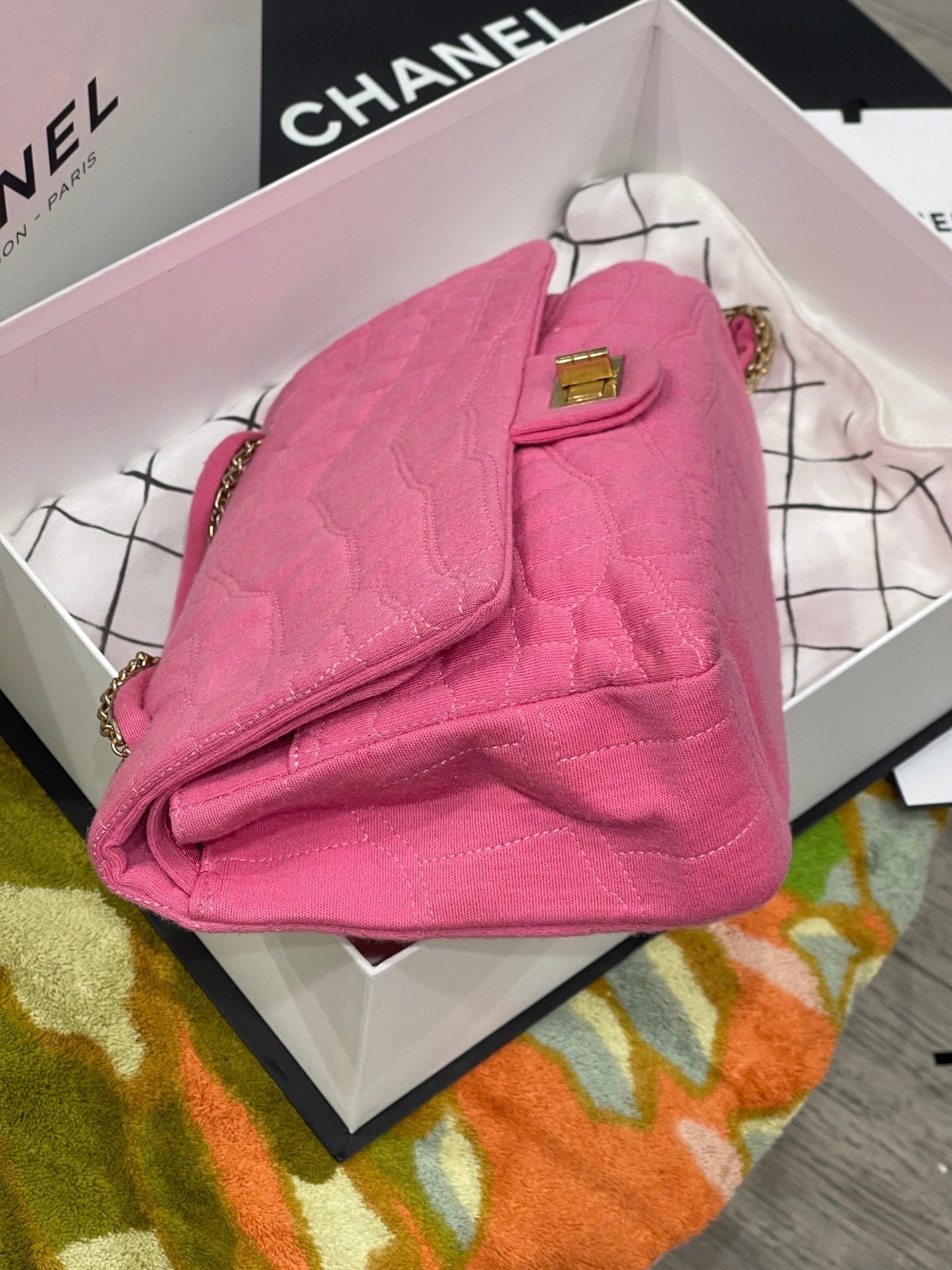 Chanel - Sac 2.55 jersey façon croco rose