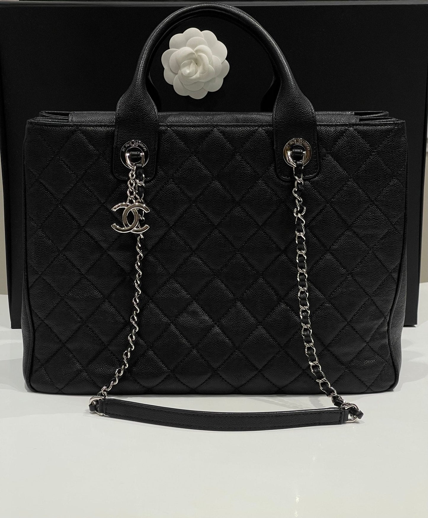 Chanel - Sac cabas classique noir MM