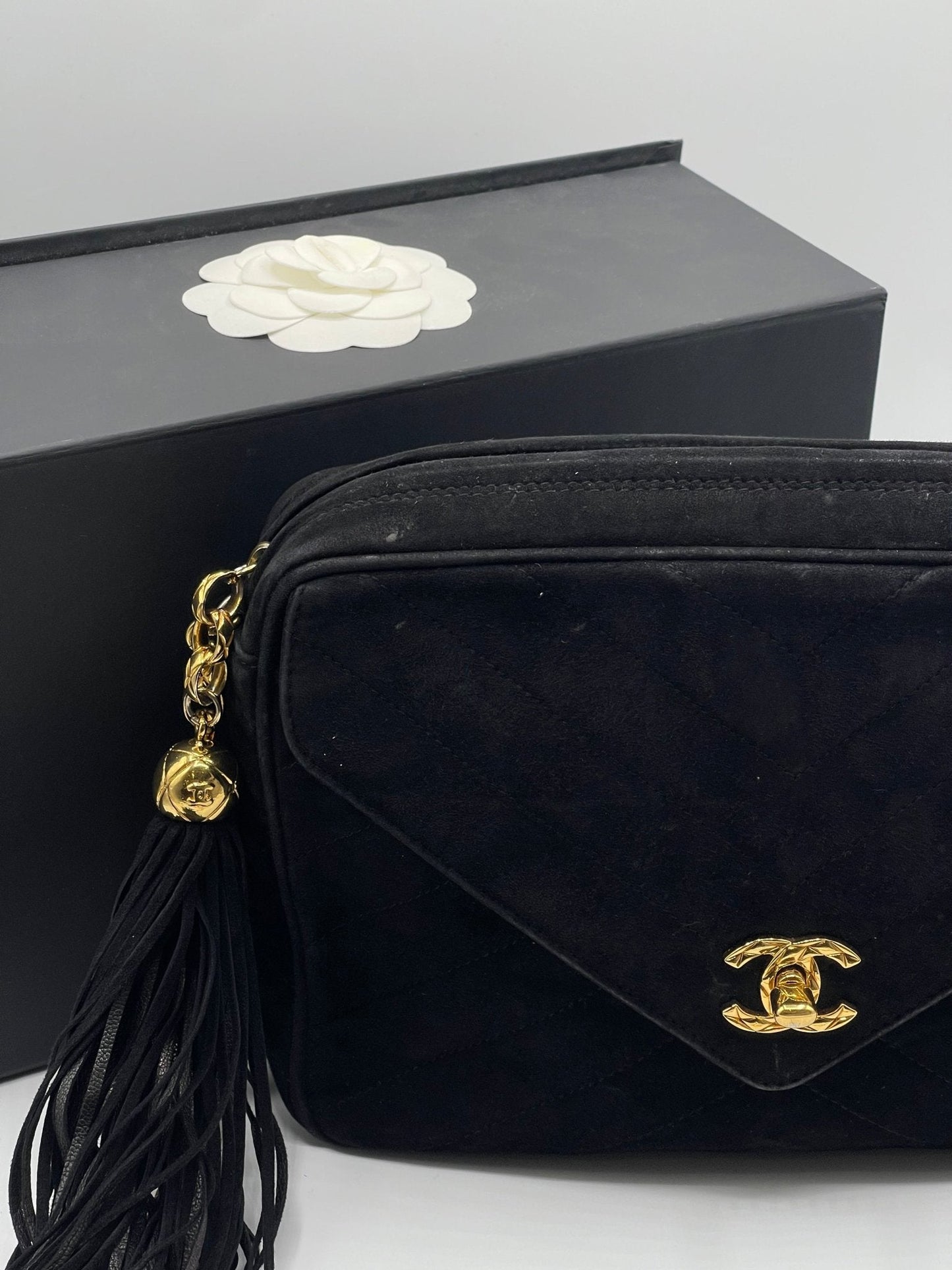 Chanel - Sac caméra enveloppe daim noir