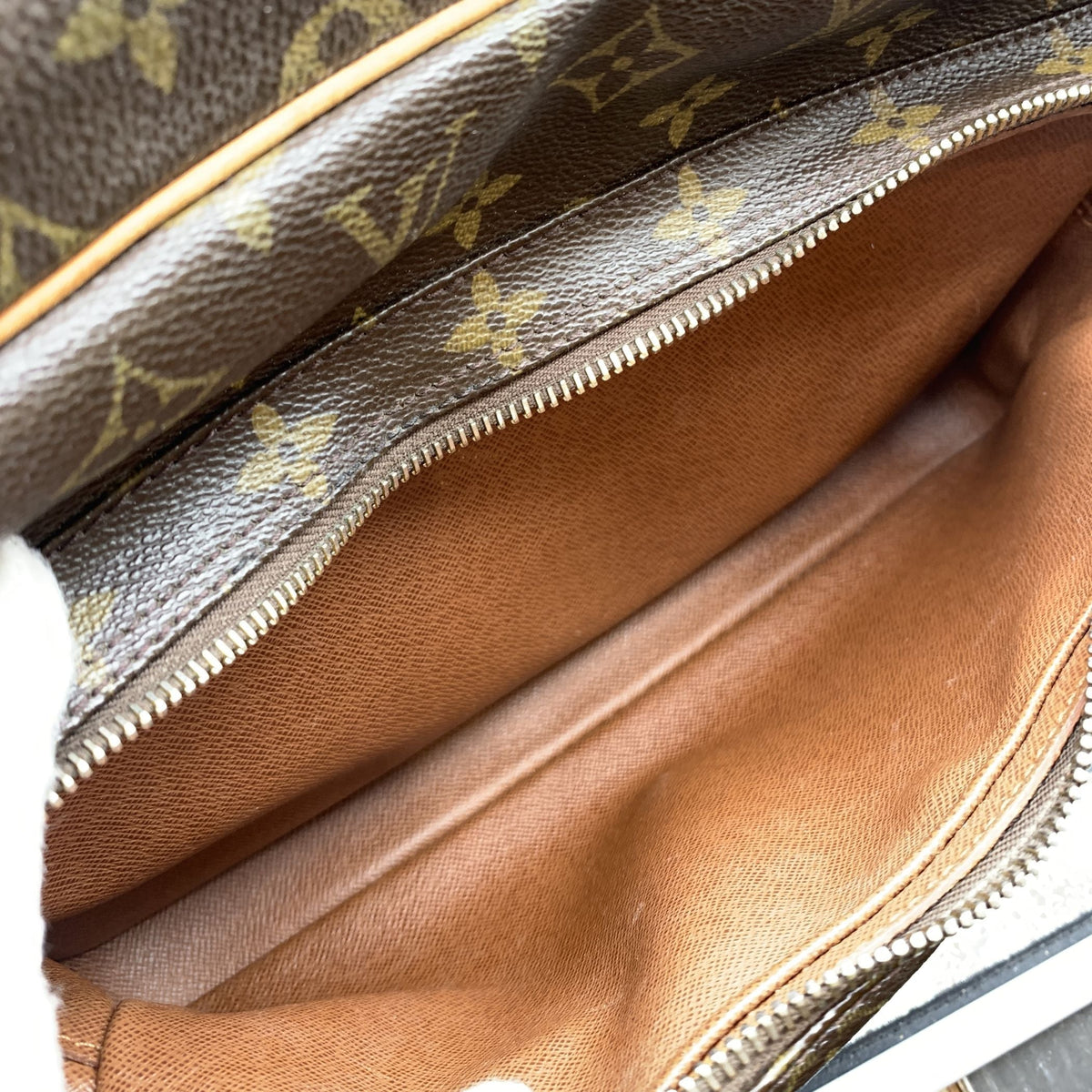 LOUIS VUITTON Vintage Monogram Canvas Nil Messenger Bag M45244