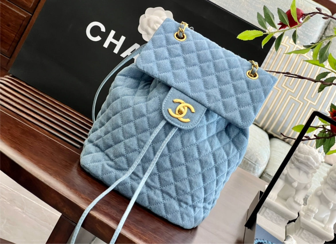 Woman Chanel shoulder pack