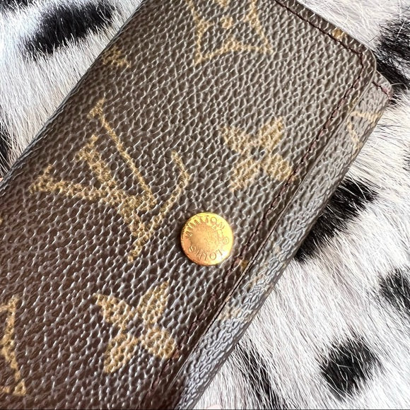LOUIS VUITTON monogram key holder
