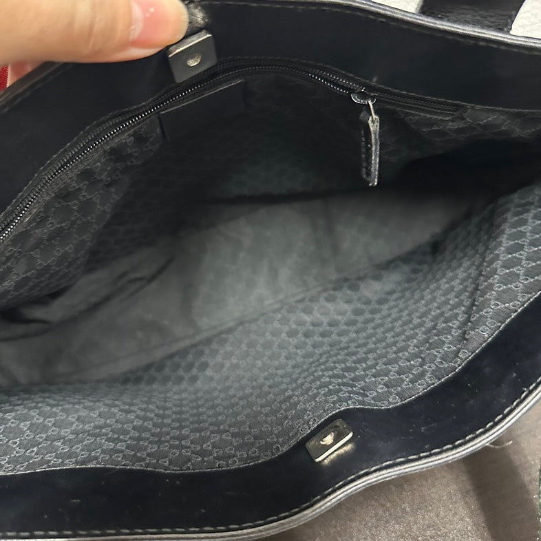 Gucci V Black Leather Shoulder Bag