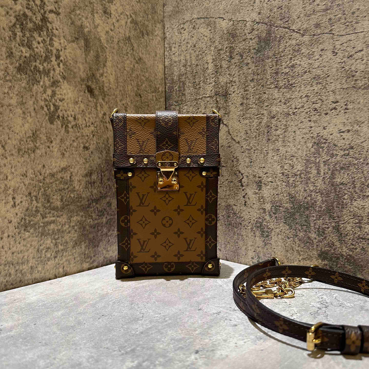 🛍️Preloved Louis Vuitton trunk vertical phone bag(microchip)