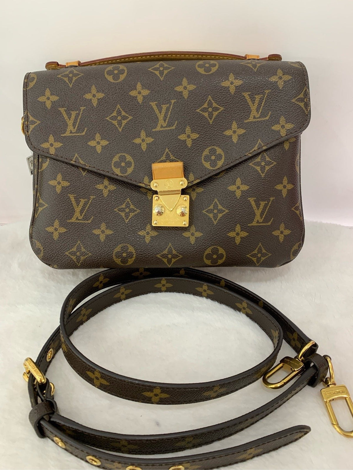 LV Classic Métis 2015 Monogram Canvas Messenger Bag in Brown